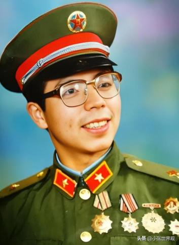 1984年，一名解放军战士不慎摔落悬崖和部队失去了联系，但令他万万没想到的是，他