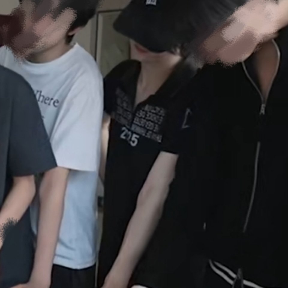这小孩 白的都发光 