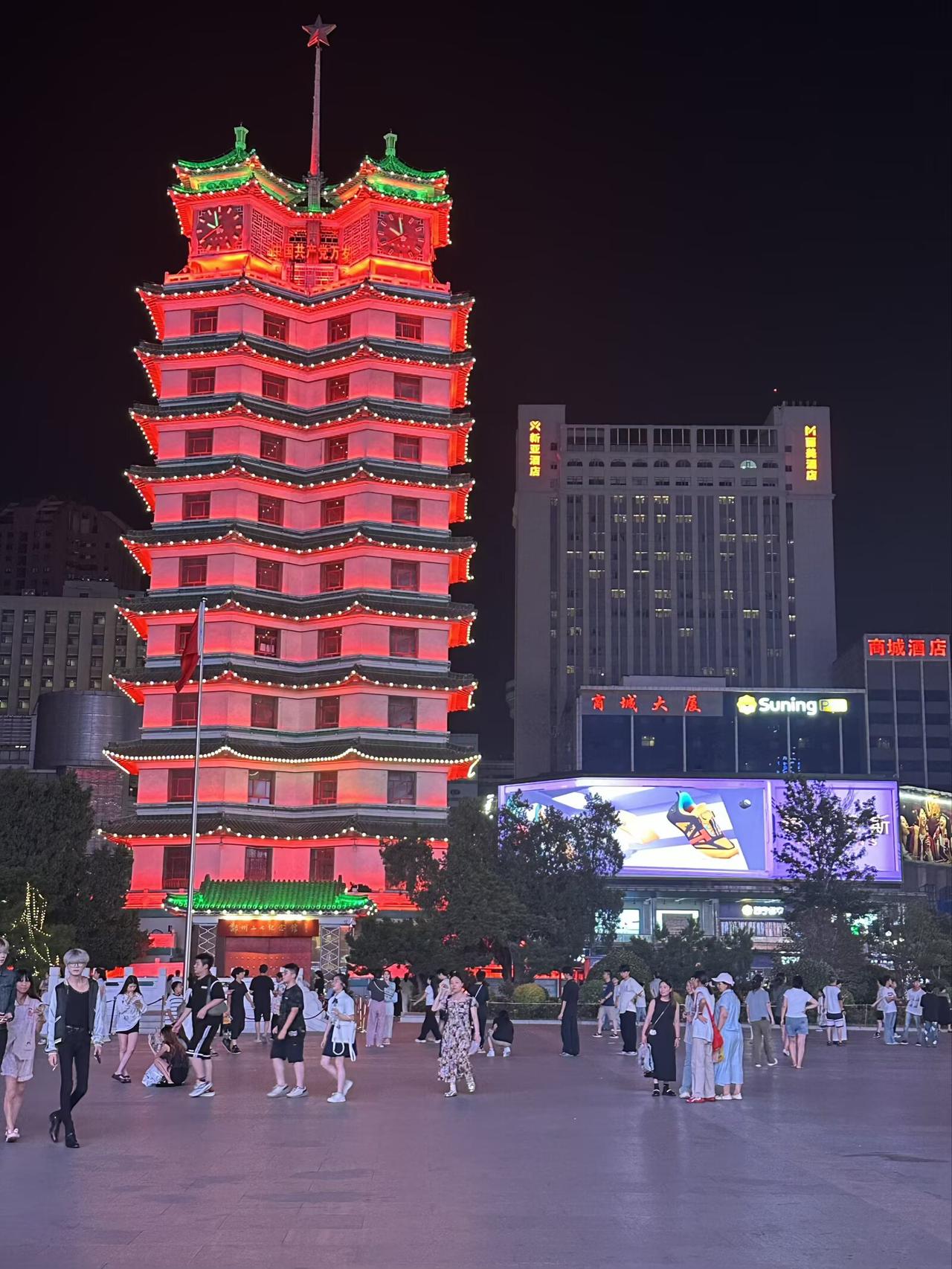 晒图笔记大赛灯火映红二七塔，岁月沉淀英雄魂。鲜红塔身矗立闹市，守着一座城的红色过