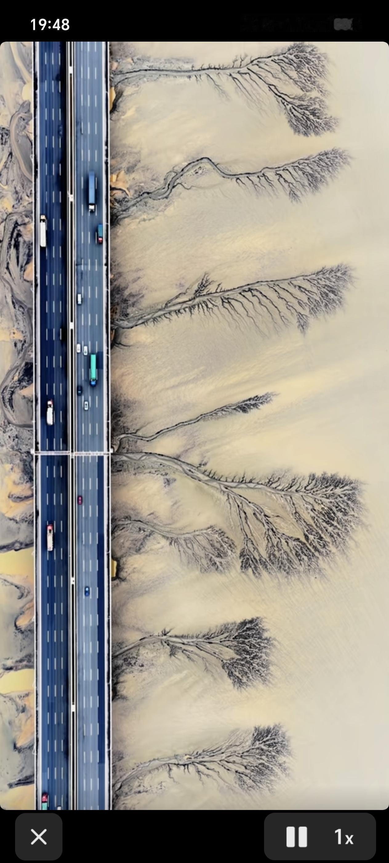 清明假期，杭州湾入海口嘉绍大桥下美炸了！航拍视频里，潮水退去后江面上浮现出巨大的