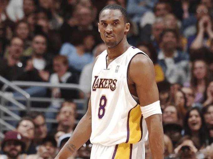 【2000年代的科比4次夺冠&获MVP，整个十年间都统治着赛场】回望 2000 