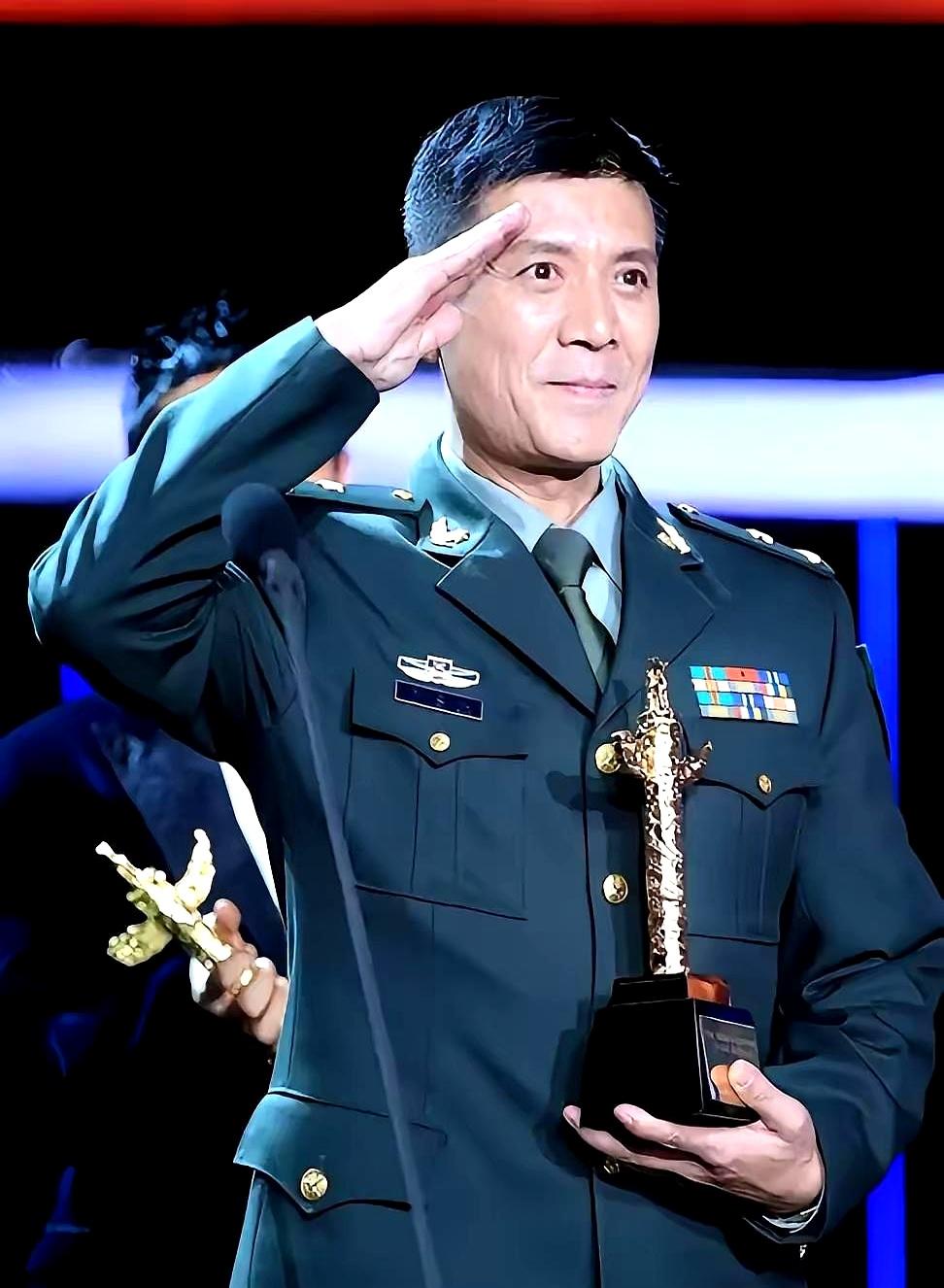 一个孩子，能被谁真心疼二十多年？
奚望这段经历，真是把“重组家庭不容易”几个字写