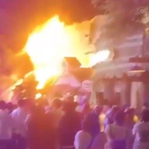 上海欢乐谷失火被游客误认节目效果那么大的🔥，外出游玩一定要注意安全呀！平平安安