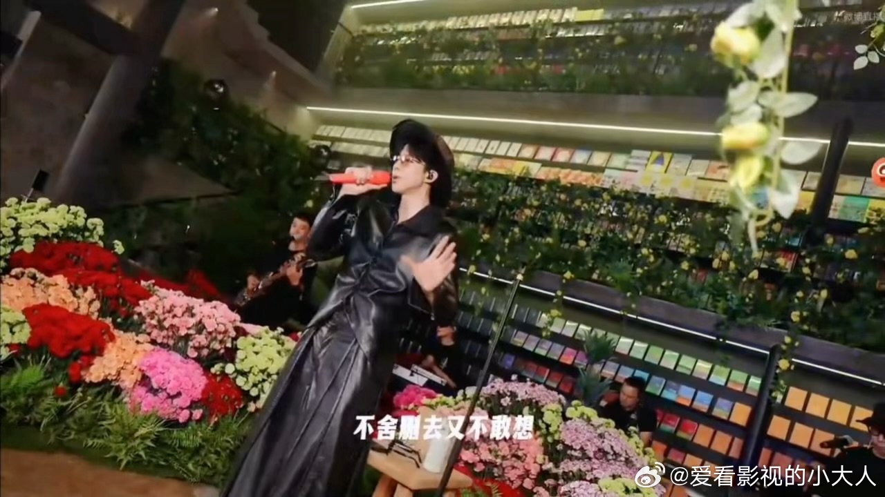 刘宇宁丹东舞王又扭起来了给刘宇宁唱嗨了唱到尽兴之处自然而然晃动身体，刘宇宁毫无包