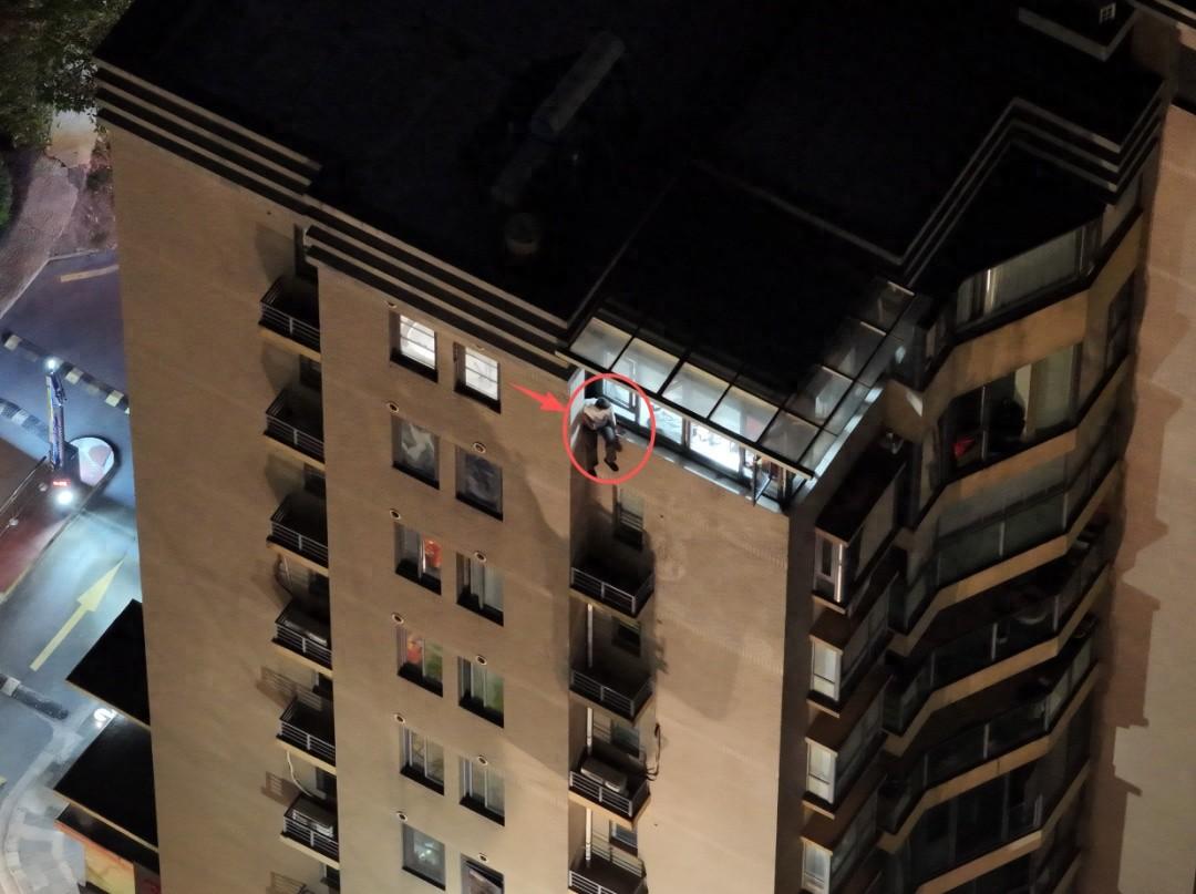 大半夜的，11楼窗外竟然坐着个人。稍微一阵风刮过，人可能就没了。连赶到现场的救援