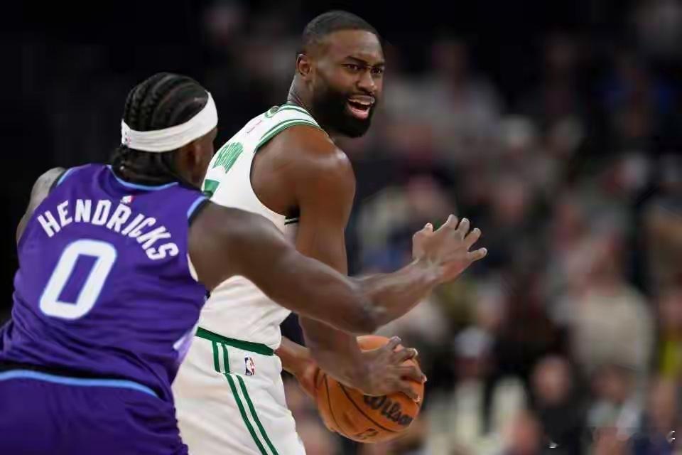 布朗无缘连十战30+绿军逆转爵士 怀特27+7帽乔治37+6+7北京时间12月3