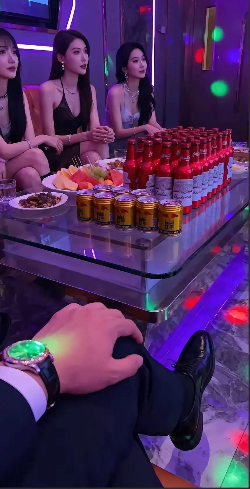 这三妹子一本正经的在望啥？