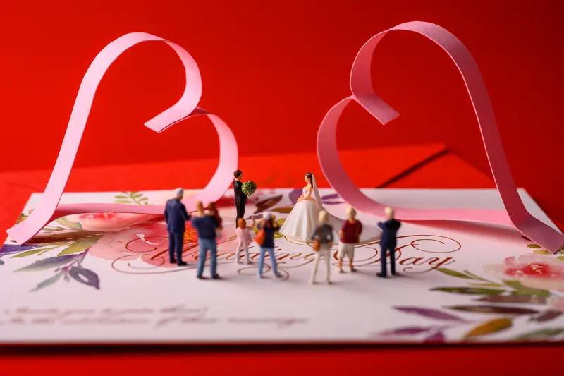 新人结婚小区数百人拦婚车讨喜钱 ，拍摄者：最后一人给了十块钱。11月18日江苏泰