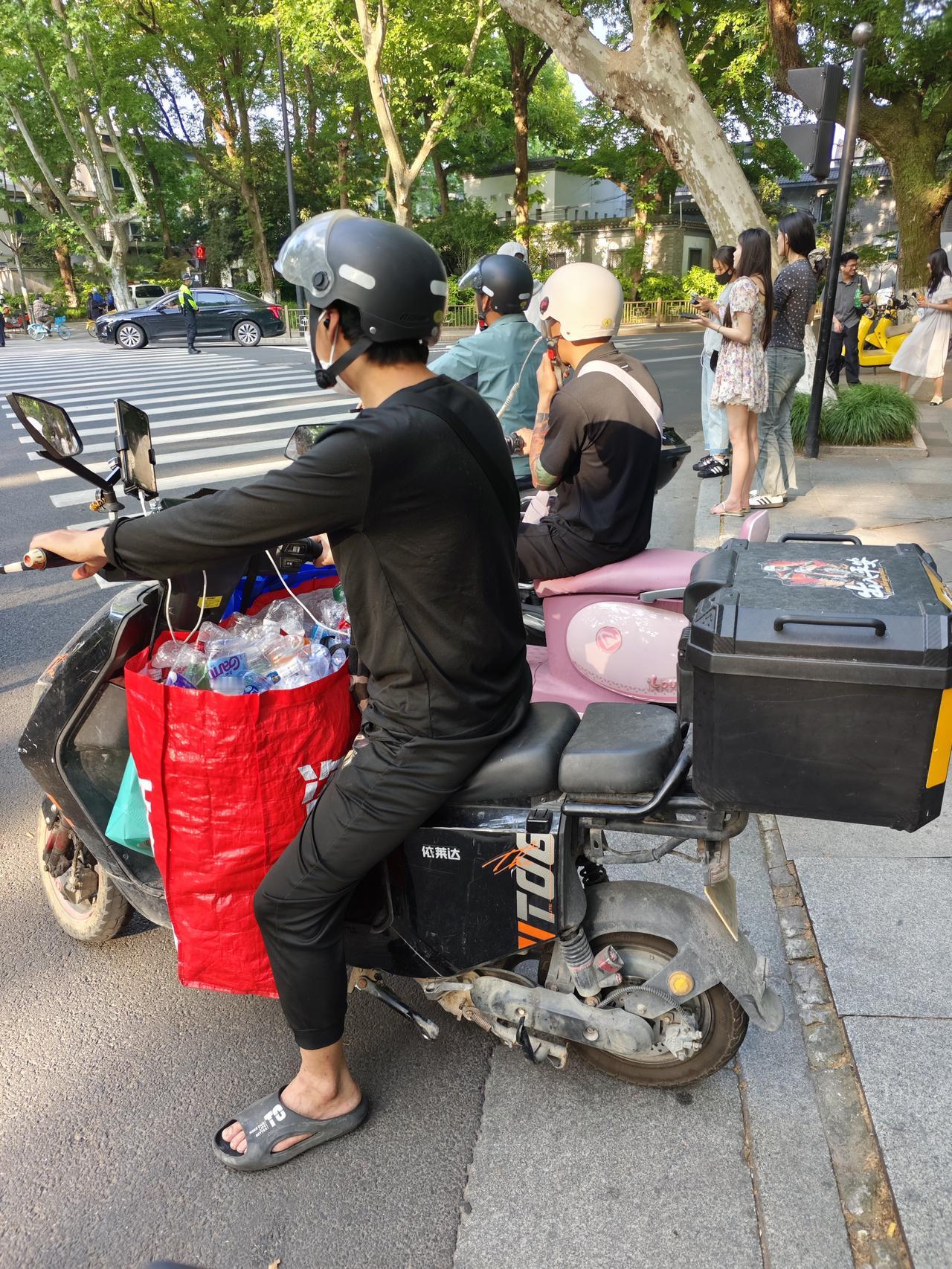 昨天我在去西湖的路上感触颇深，当我骑行至柳浪闻莺路段时刚好遇到红灯，我停车时看到