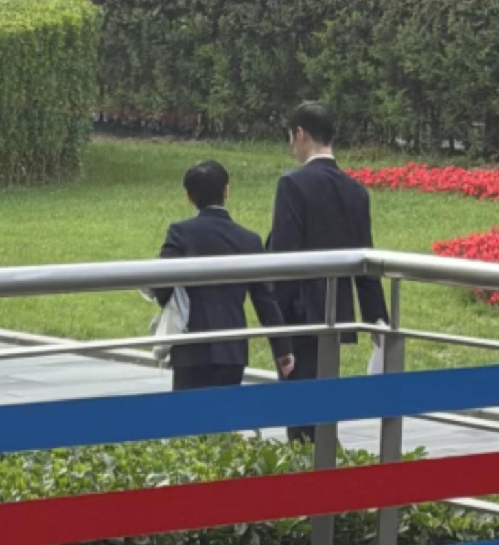 莎莎在北京呢，
没休假。今天和王励勤一起开会去了，还穿着正装，以后不做运动员，坐