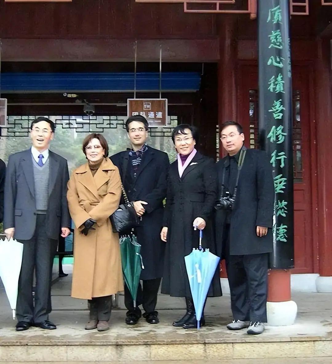 1996年，蒋纬国夫人邱爱伦(左二）与儿子蒋孝刚（左三）等回到奉化溪口祭祖时的留
