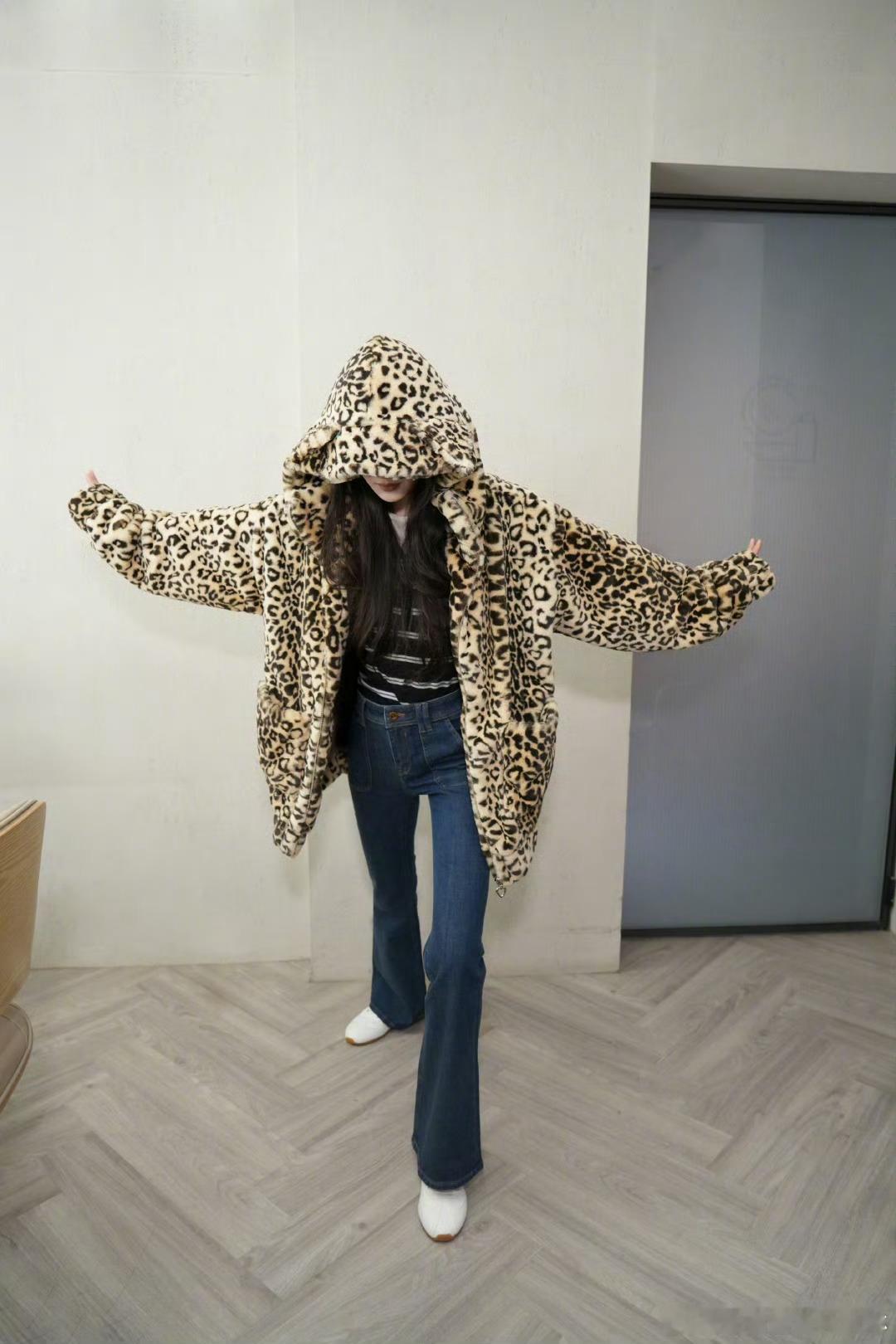 杨幂豹纹大衣杨幂豹女士杨幂豹纹大衣嗯嗯 