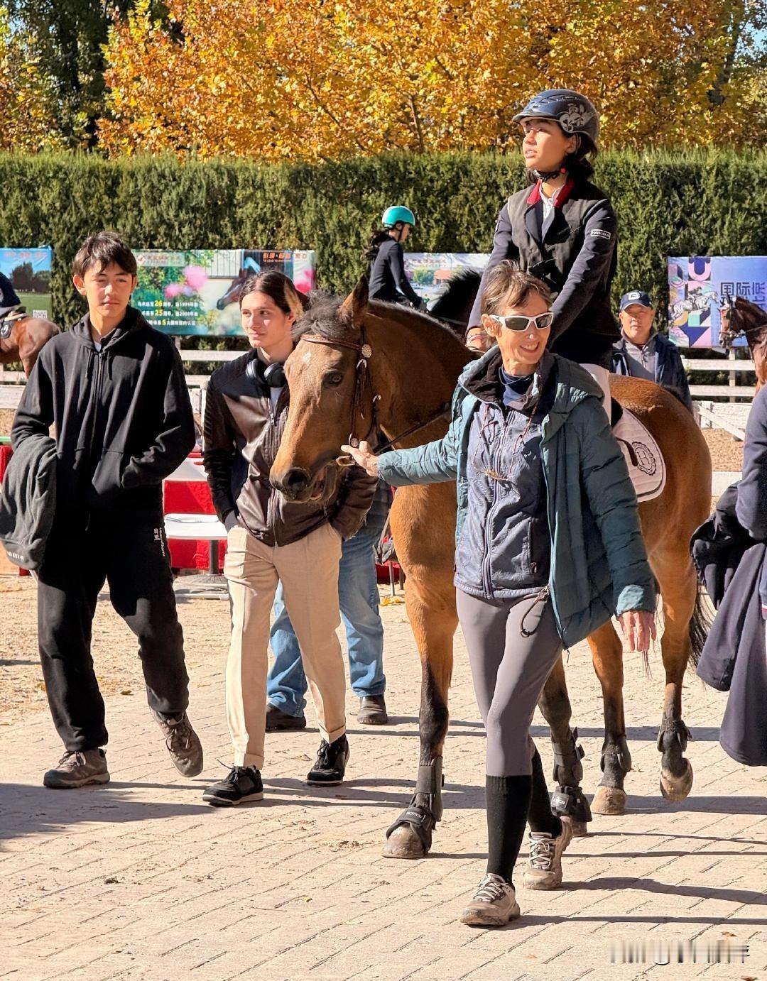 11月2日下午，刘烨的儿女诺一和霓娜在北京一家马场被网友偶遇。15岁的诺一身高已