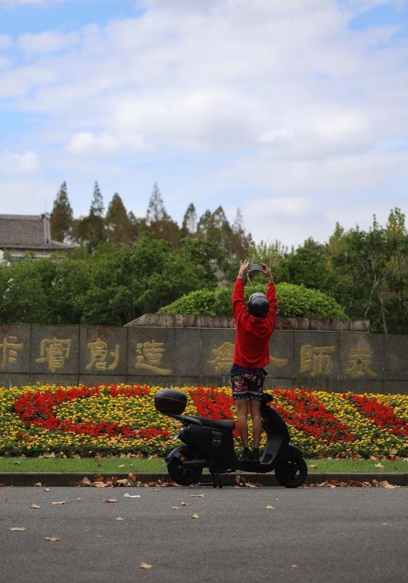 如此反差～
不是无人机才有上帝视角，踩在电动车上同样可以，我们缺的也不是一辆电动