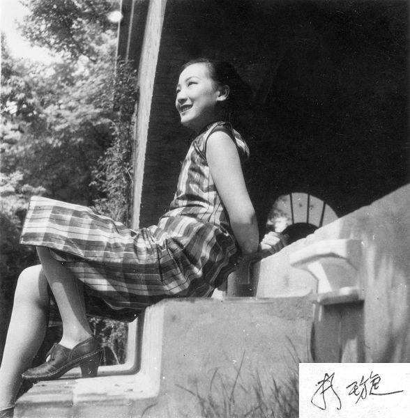 1950年，影星赵丹在深圳见到了曾经的搭档周璇，此刻她却大着肚子，精神恍惚的站在