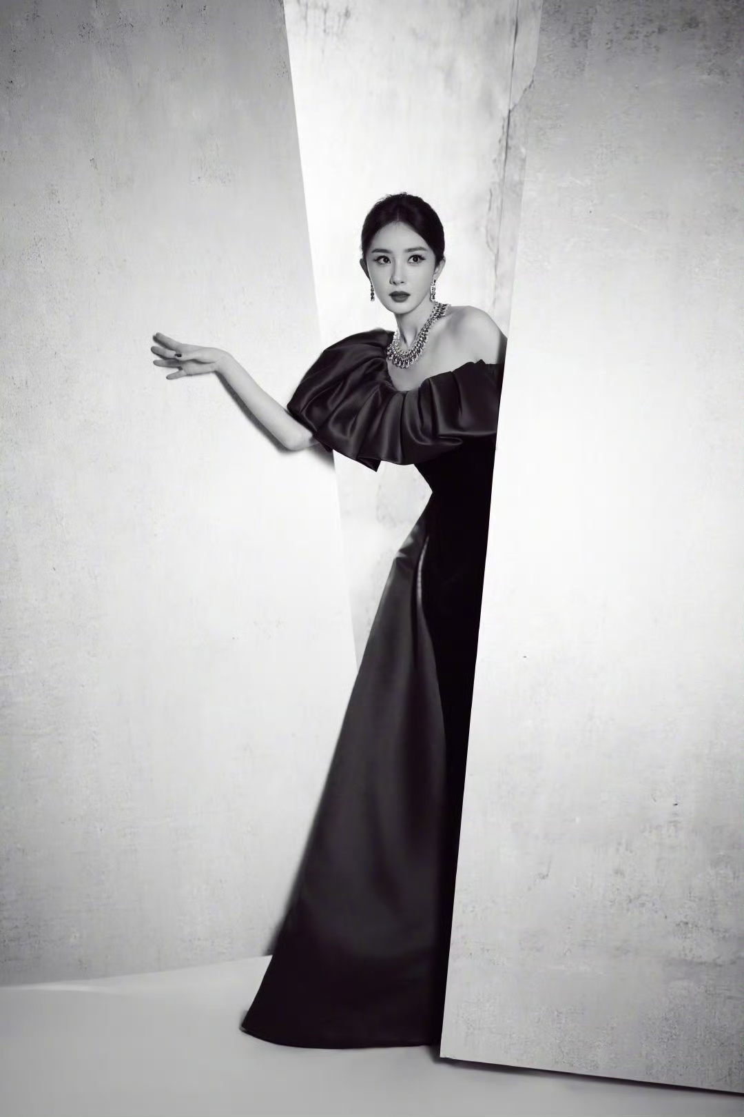 杨幂杨幂拼接紫裙 杨幂微博之夜出图，紫裙红底鞋，好美杨幂紫裙配红底高跟鞋