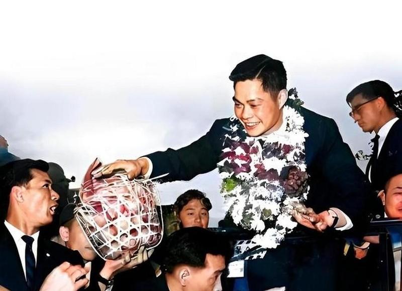 1962年，飞行员刘承司叛逃台湾，在桃园机场留下一张照片。当局当着所有媒体的面将
