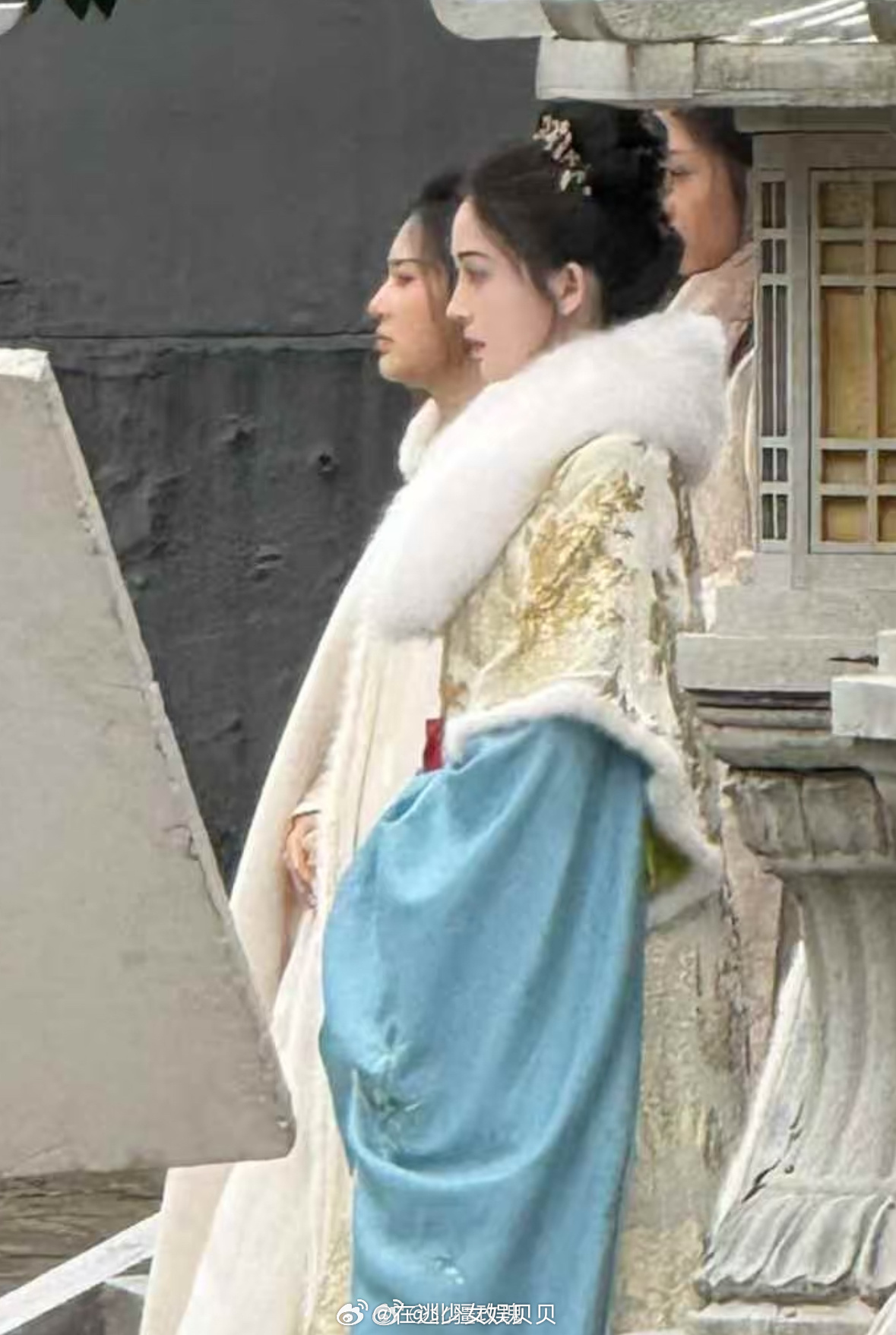 被娜扎的面部平整度吓到了...好优越的脸啊，do都不敢do成这样，她却直接长成这