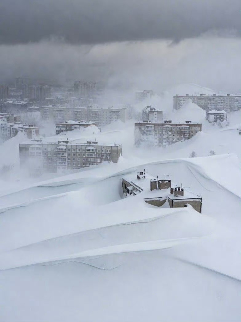 这竟然是真的，刚开始我以为是ai俄罗斯的极端暴风雪天气，让我想到了末日电影《后天