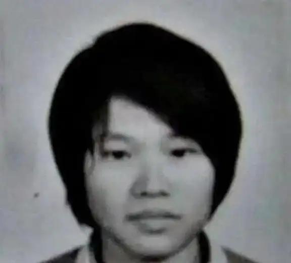 她18岁嫁人，次年诞下儿子。可产后她身体异变，雄性特征不断显现。经查，她天生拥有