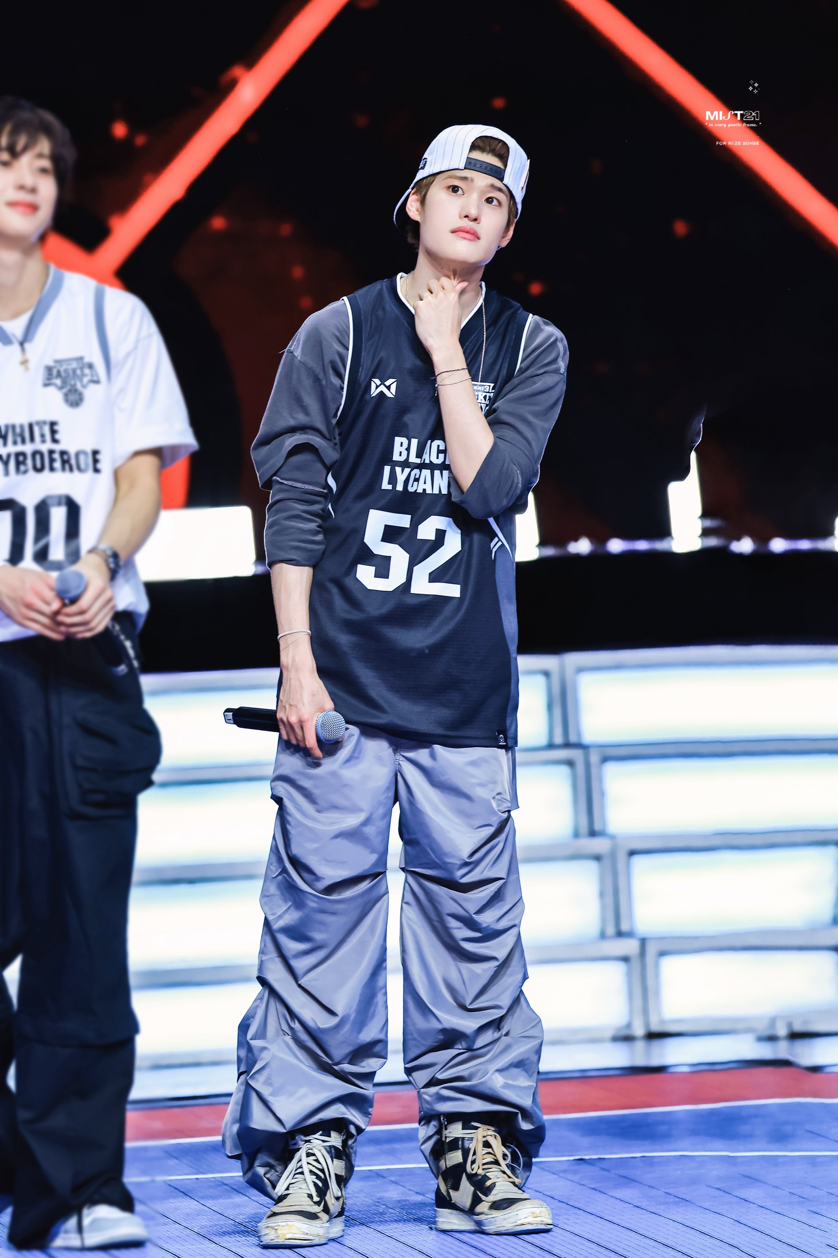 我家炤熙就这样皱着八字眉新奇的观察一切🥹 