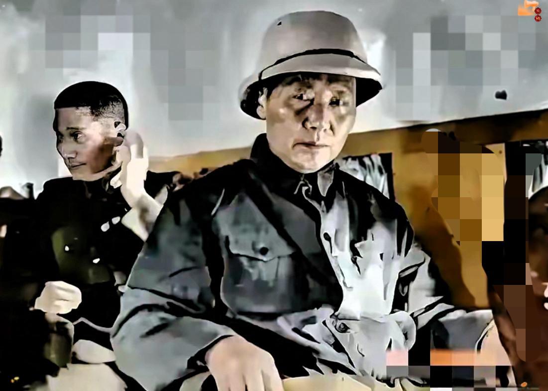 这是1945年8月毛主席去重庆谈判的飞机上的留影。众所周知，这一次去重庆谈判面临