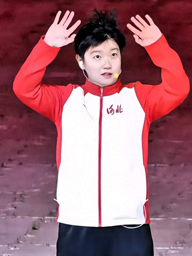 镜头一给莎莎，弹幕炸了：杀气姑娘咋这么松？