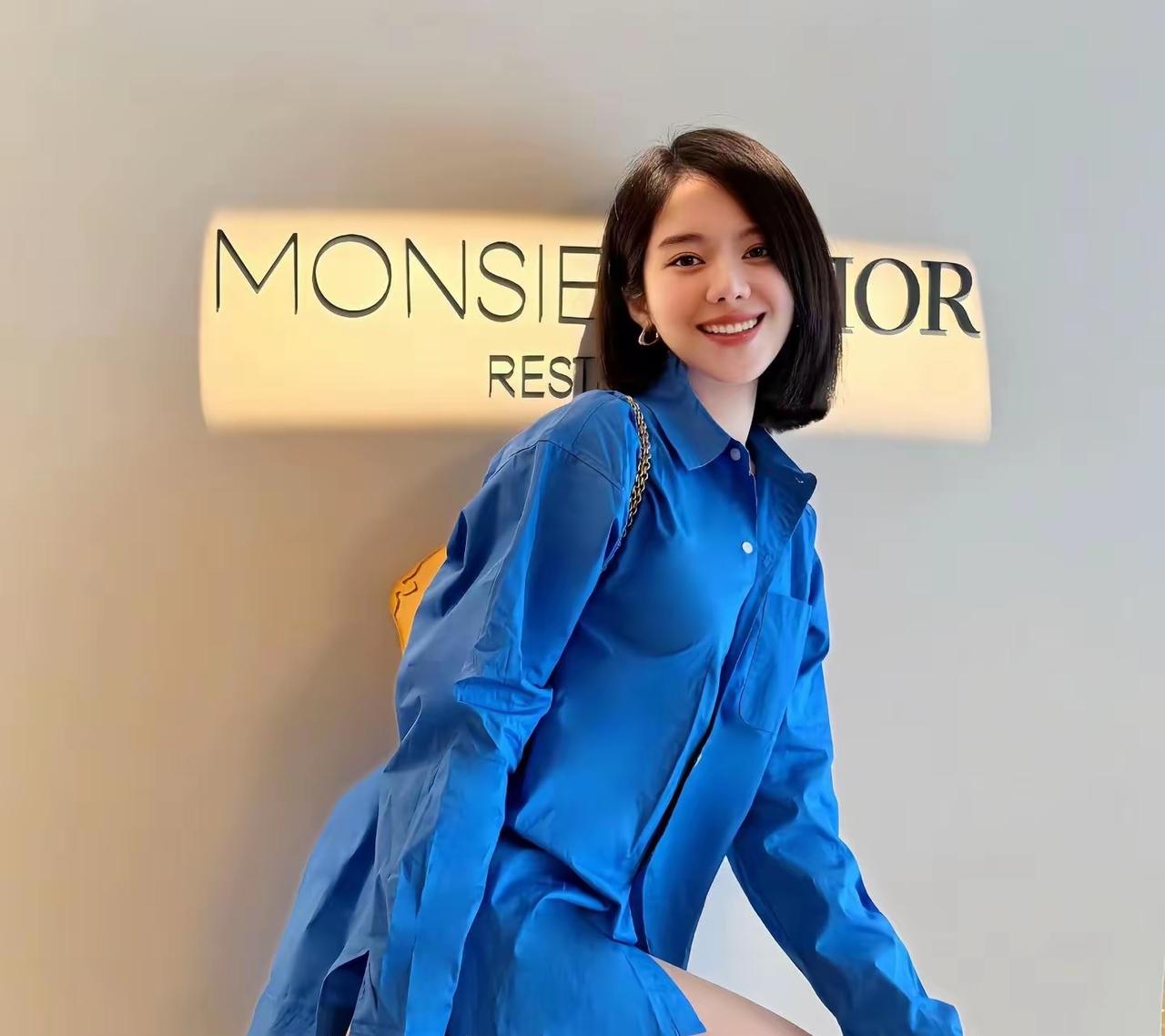 分享美女穿搭服饰时尚靓丽，性感迷人的穿搭风格，一件长袖衬衫就足以展示
美女穿搭示