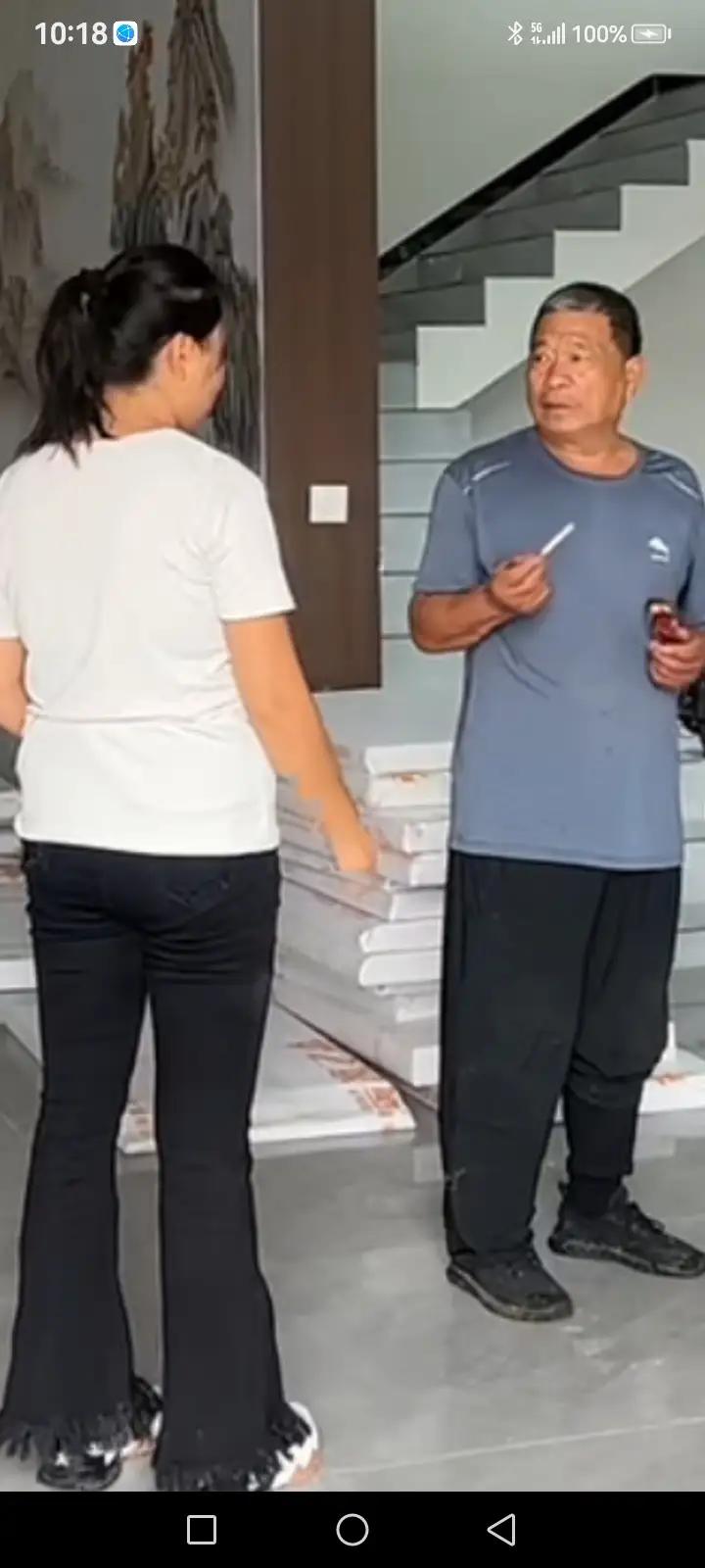 寒心，远道而来的父亲，在女儿家客厅抽烟，被女儿数落一顿说：你在客厅里抽烟，刚买装