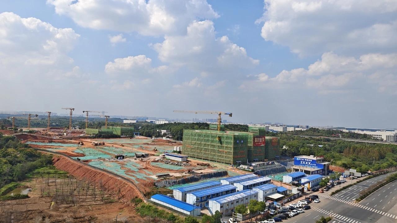 近日，长沙自贸临空区核心地带的长沙万洋科技城传来建设捷报：首开区3号楼完成主体封