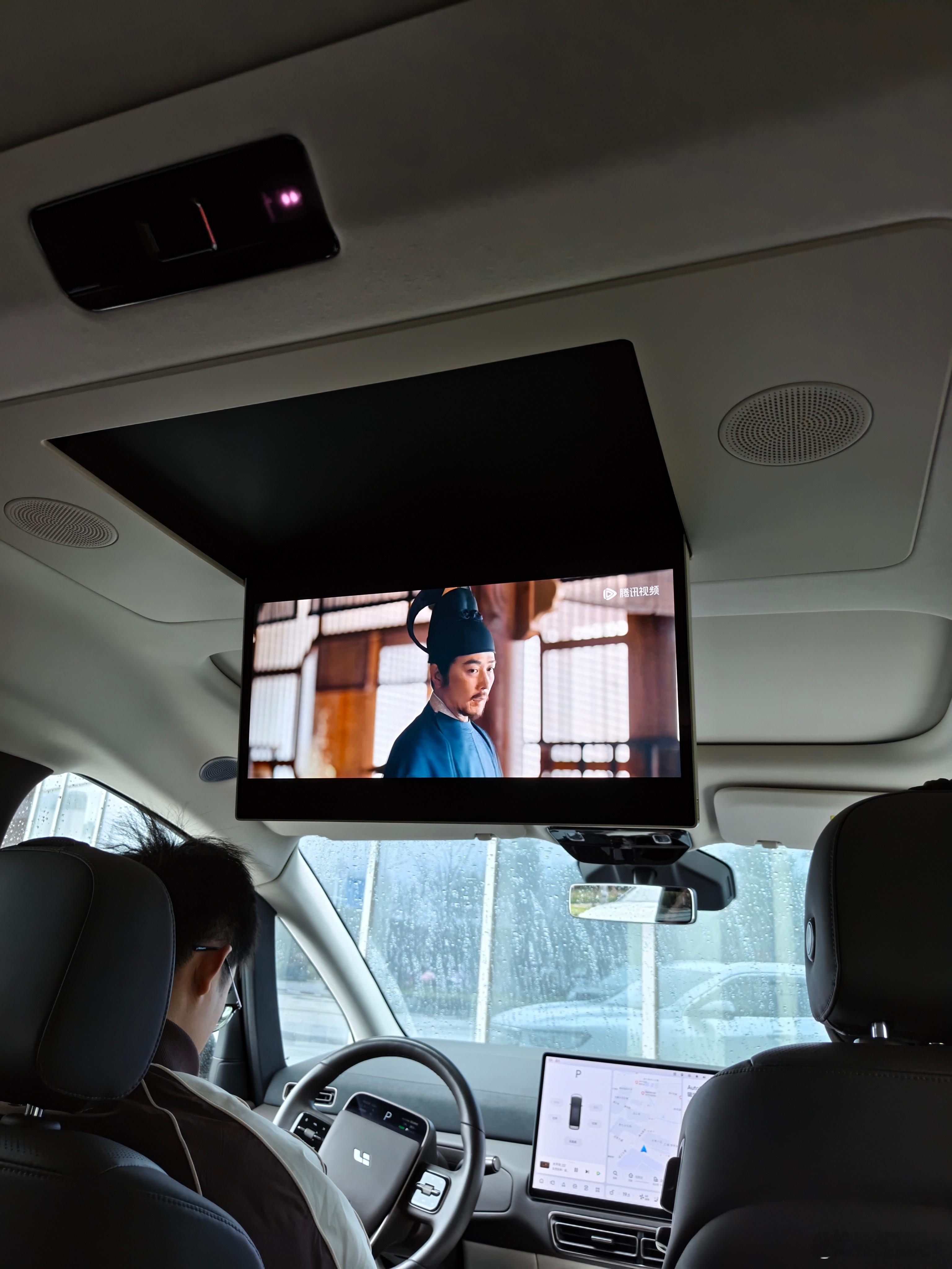 用了好几天Mega现在已经完全不想还了，下雨天往车里一坐，玩玩手机看看电视剧，再