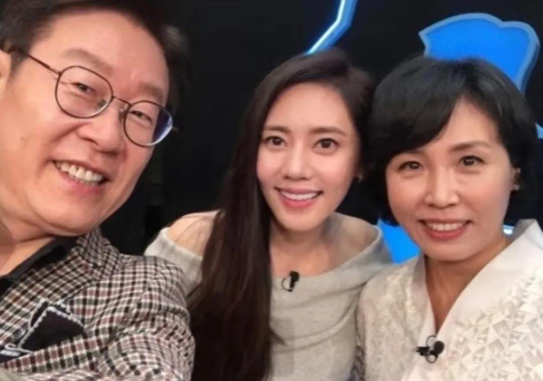 怎么也不会想到，当年为了下饭看的综艺《同床异梦》里的李在明能走到今天这个位置。