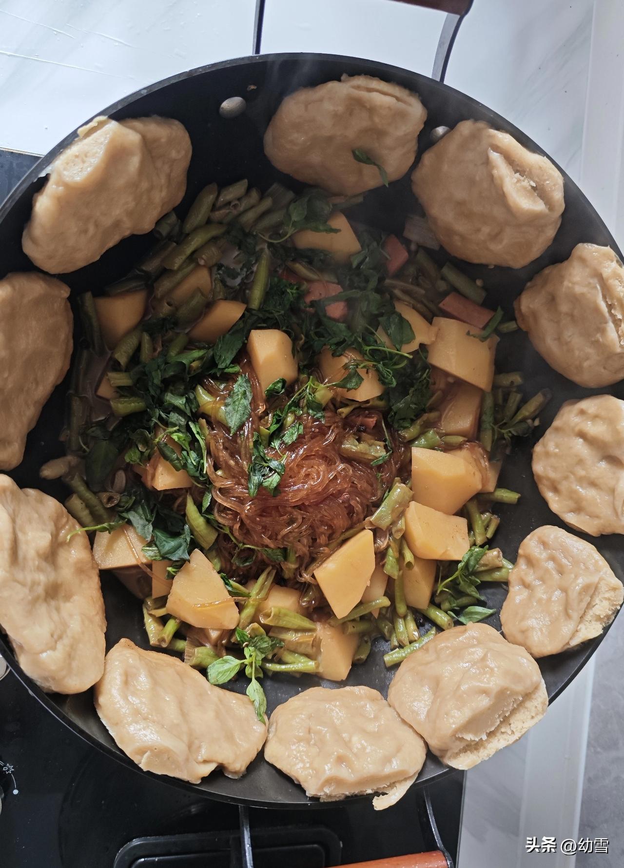 我做的炖菜贴饼，

端上桌老公连吃4块，

这焦黄饼子绝了！

中午炖了一锅菜，
