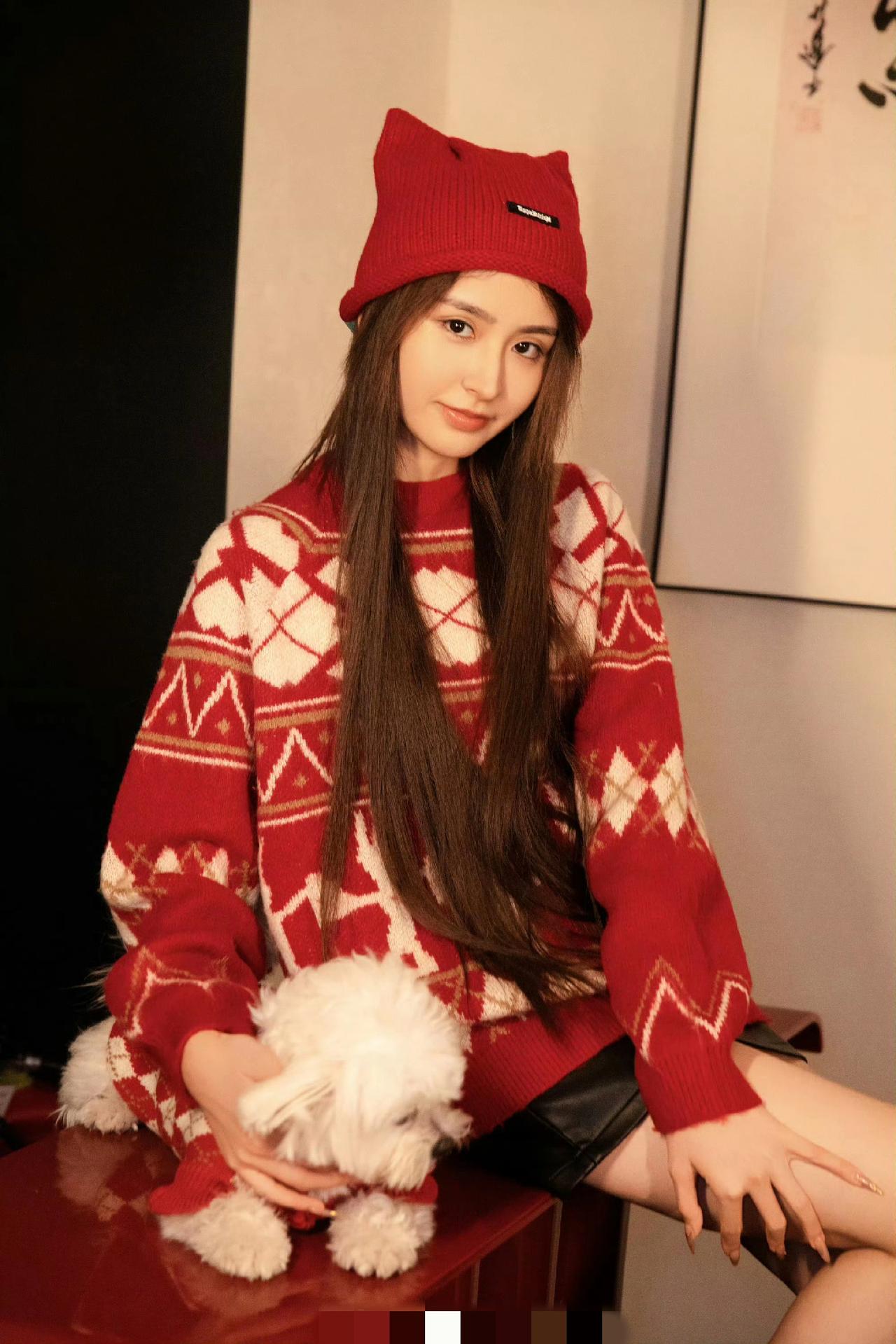 金子涵，没记错的话，是乐华娱乐公司的爱豆。
这妹子到底是遭遇了什么？
剃发，黑头