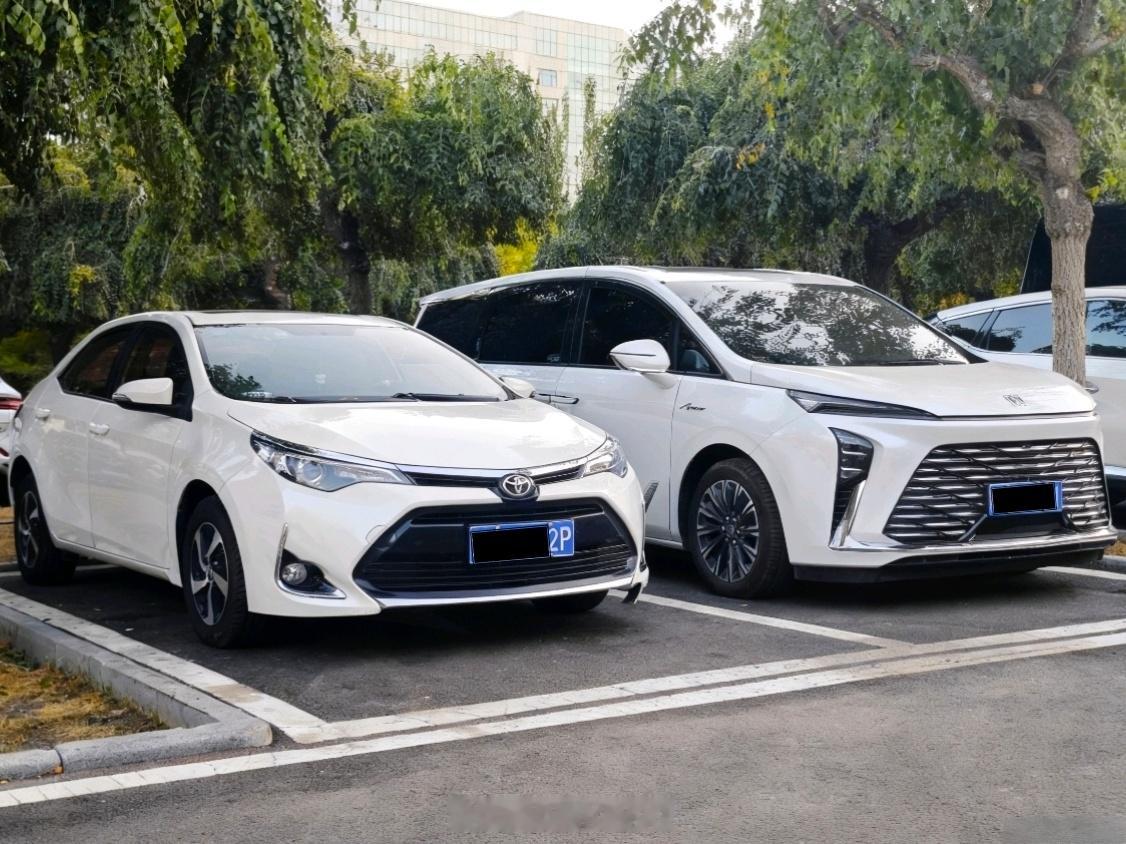 子弹头和雷凌合影了，这台雷凌和我之前的小白一模一样，仿佛看到了七年前的自己。当时