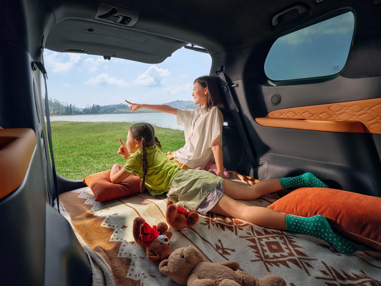 空间足够大，一键将座椅平放，铺上一个毯子，孩子就可以在趴在车里看外边的风景，也可
