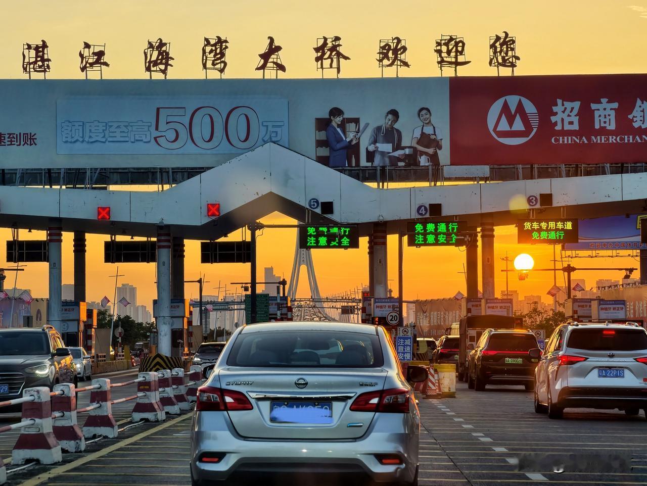 第一次来湛江。
被金灿灿的夕阳温暖到了。