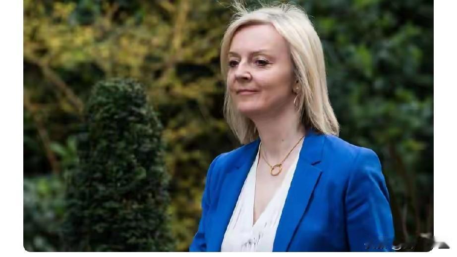 刻在骨头里的傲慢和无耻说的就是疯婆子特拉斯。
英国前首相特拉斯1月29日在访谈节