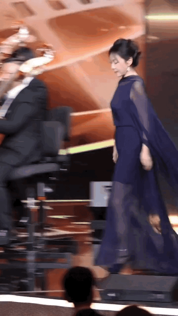 闫妮明明是单身
却总是给人一种人妻的味道[捂脸]

这次微醺的不是闫妮
换成我啦