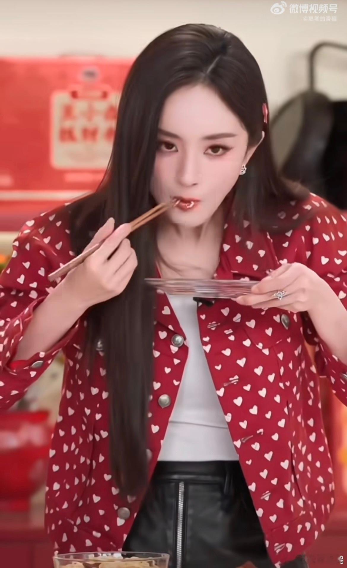 杨幂直播吃泡面被工作人员紧急叫停这都好久之前的事情嘞，怎么又被翻出来说。该说不说