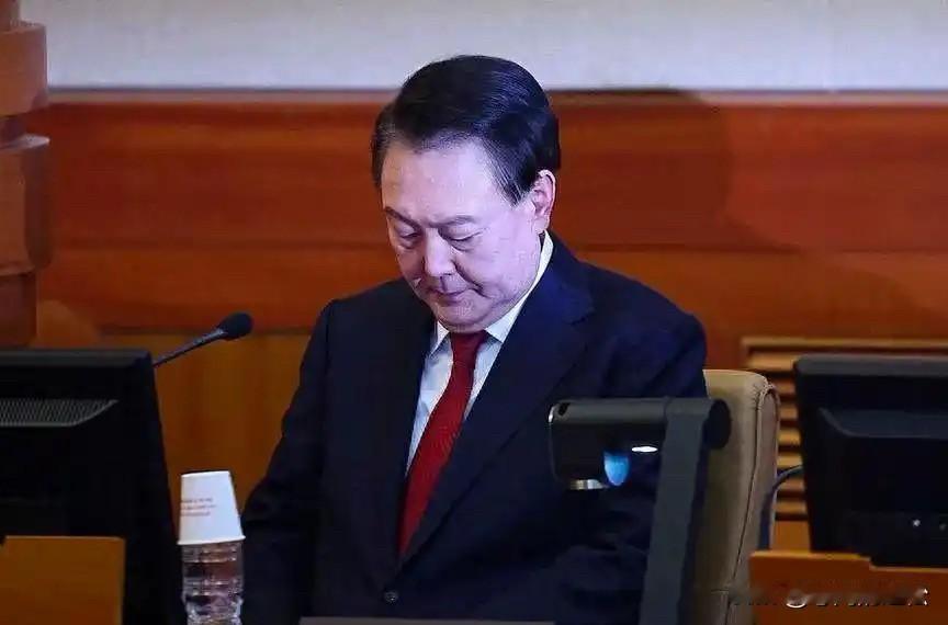 尹锡悦希望破灭！法院驳回尹锡悦申请，将继续羁押在拘留所！
尹锡悦的律师一直向外界