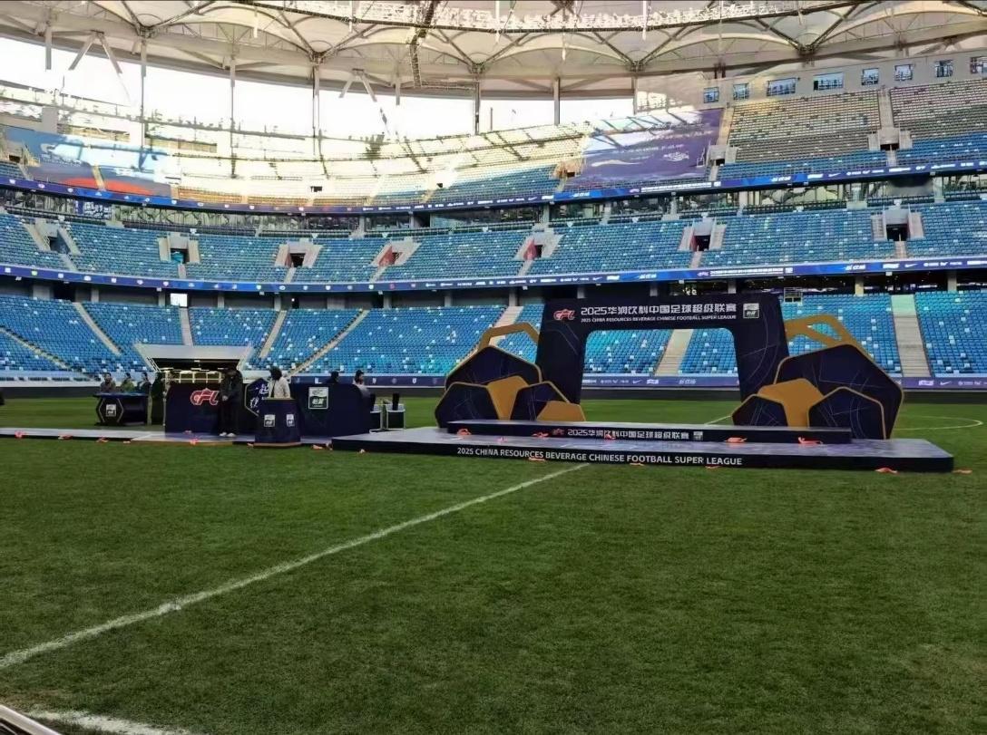 大连梭鱼湾足球场和天津水滴体育场都准备了夺冠颁奖台，今年的中超联赛冠军是海港还是