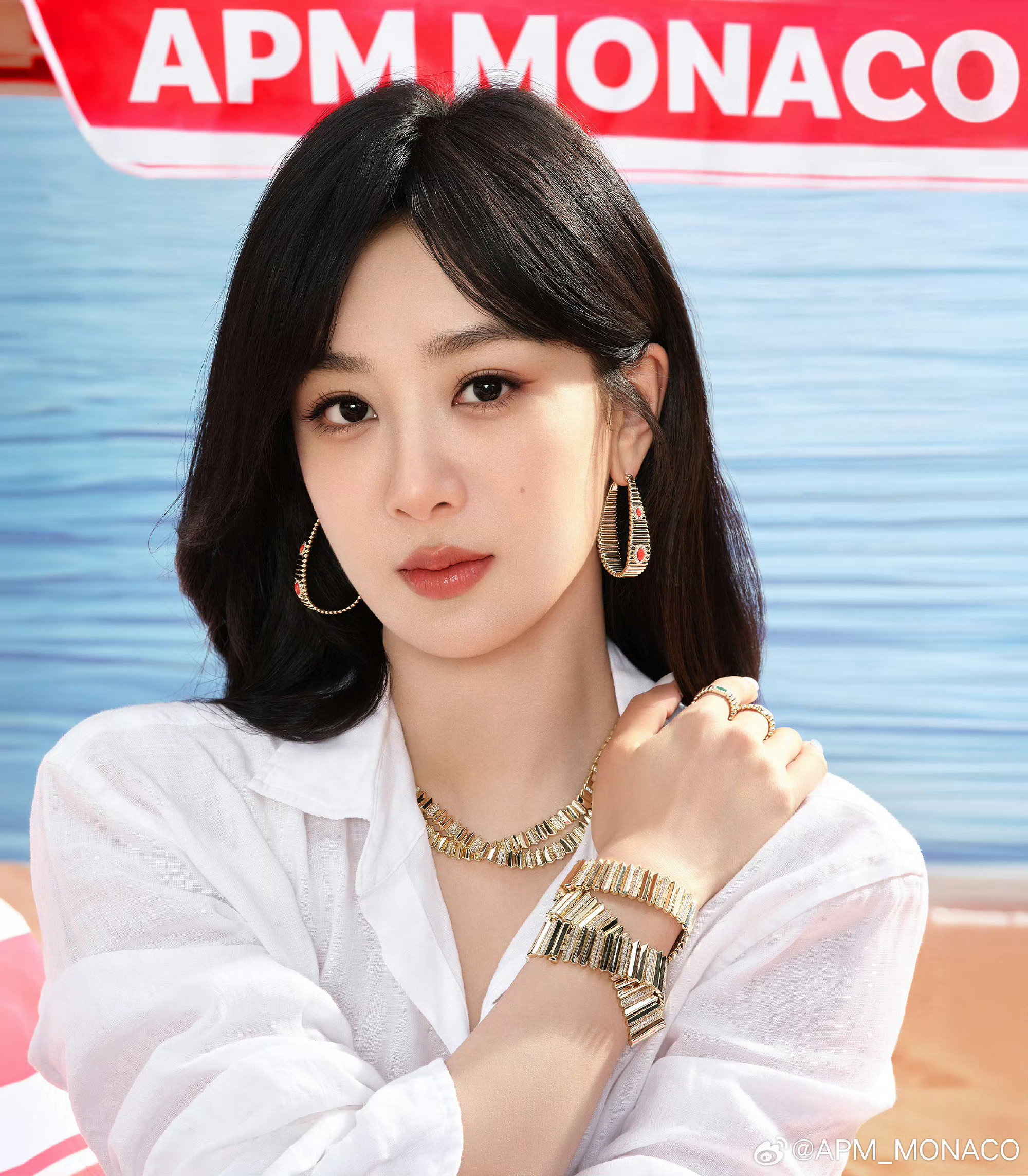 杨紫  “海的对岸是海  书的结局是爱  我的心里是你”。