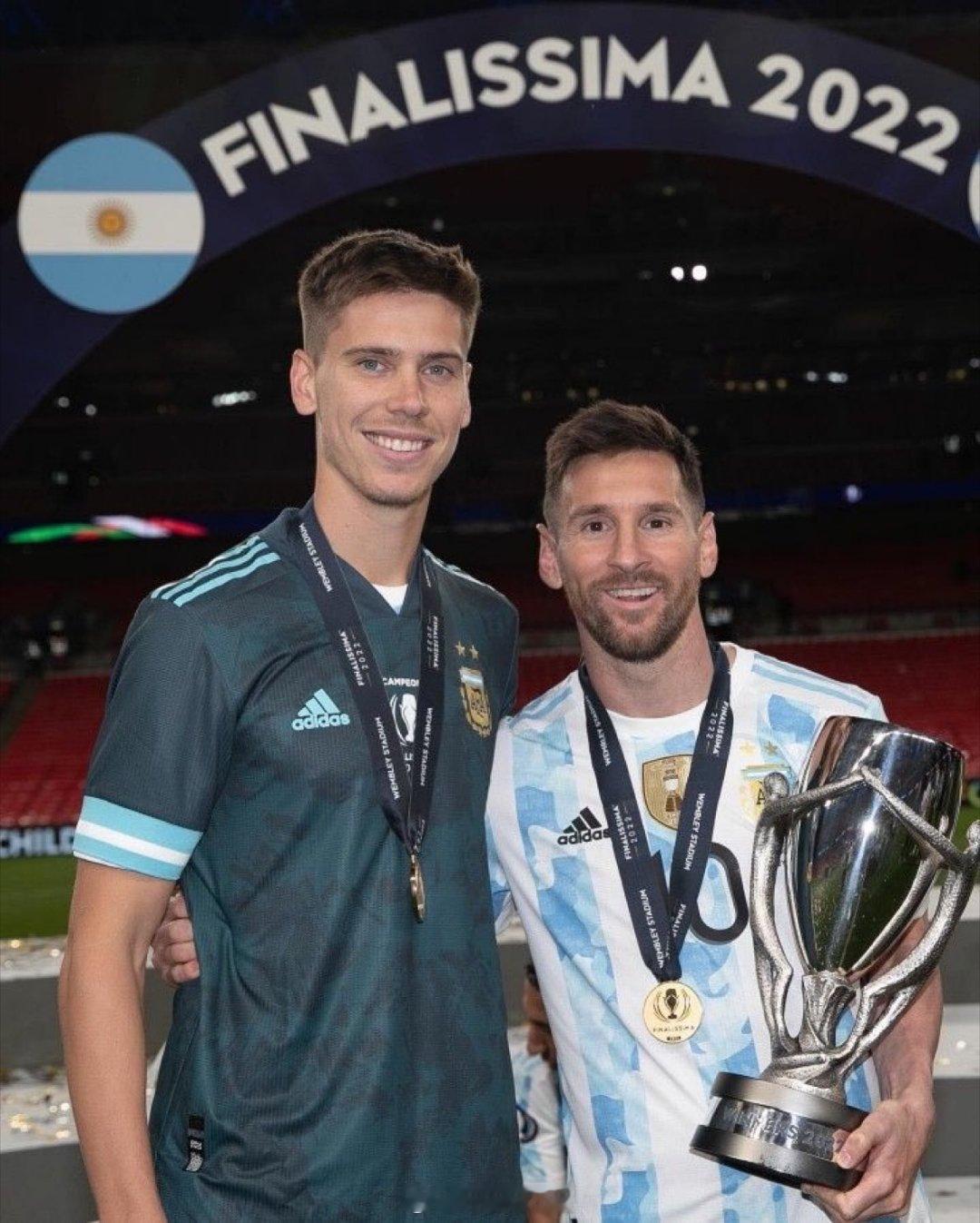 阿根廷跟队记者🔴 加斯顿·艾多尔：“我们明天要去安哥拉了。梅西首发。福伊特踢右