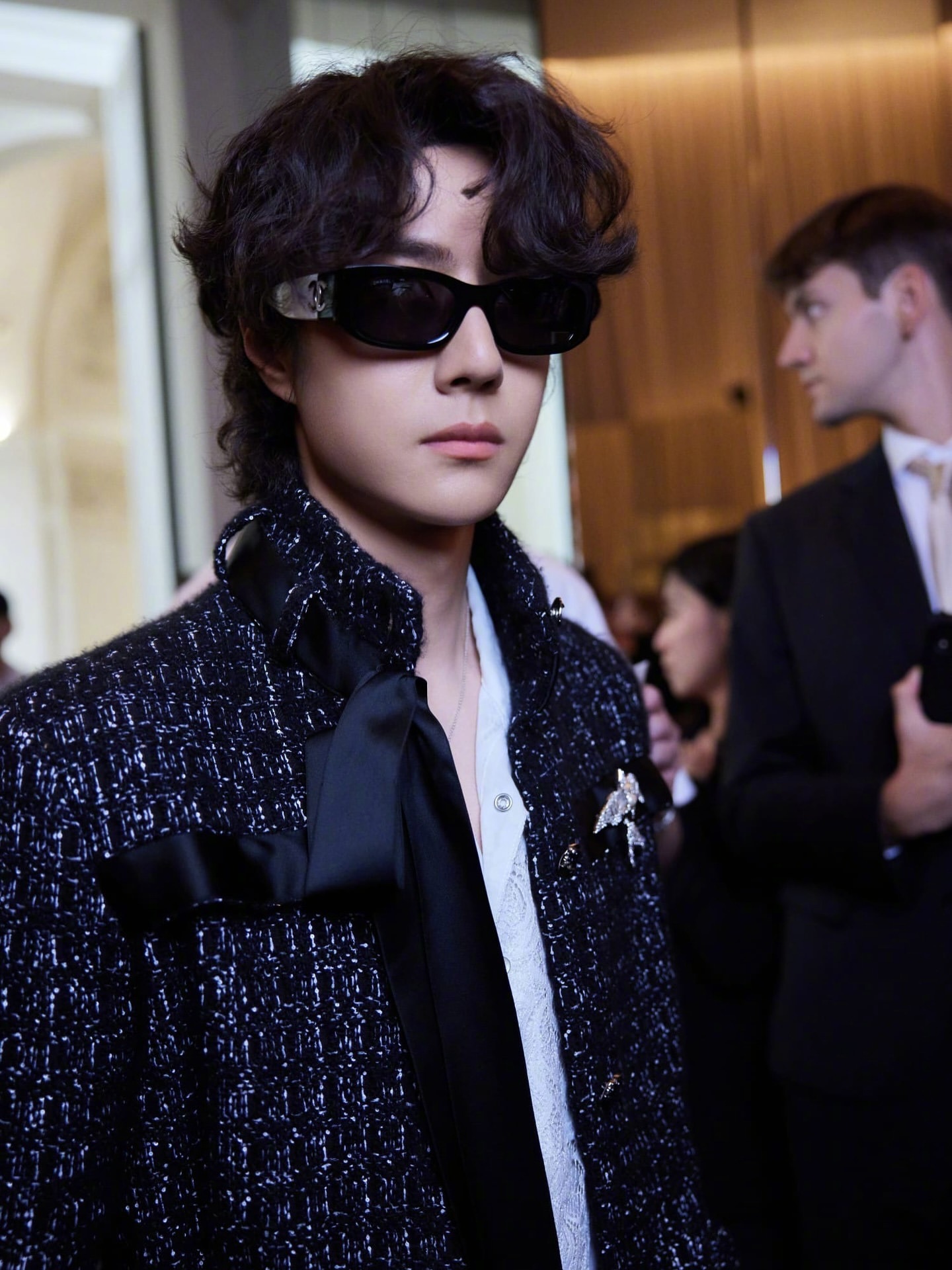 巴黎高定时装周 ，CHANEL2025秋冬高定发布秀外媒镜头下的王一博 ，从衣服