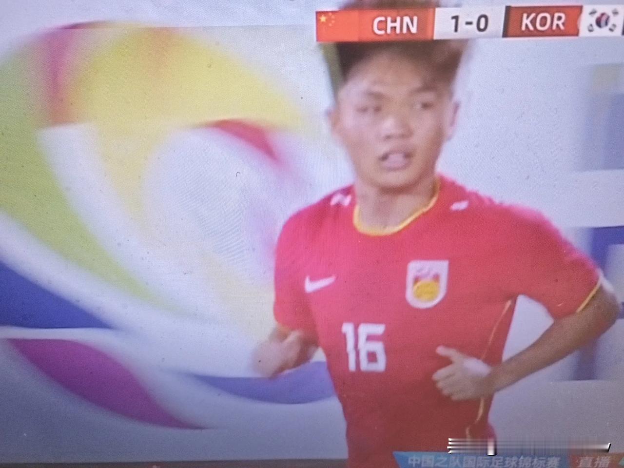 太牛啦！中国队6分钟就进球啦！卢其政任意球头球破门，中国队一波猛攻，打得韩国队措