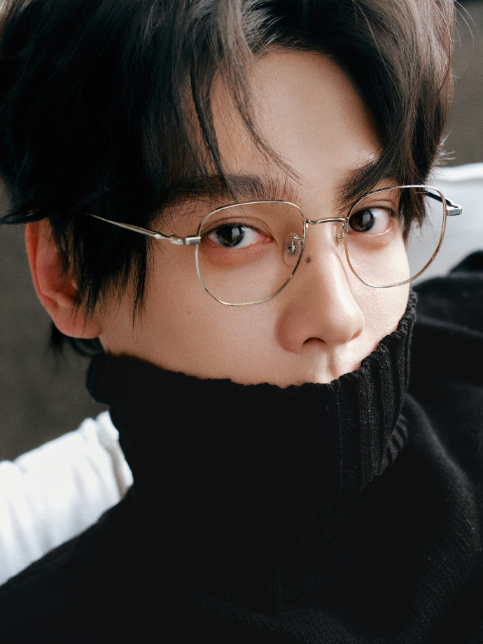 田栩宁黑色紧身毛衣金丝眼镜营业，腊八节快乐