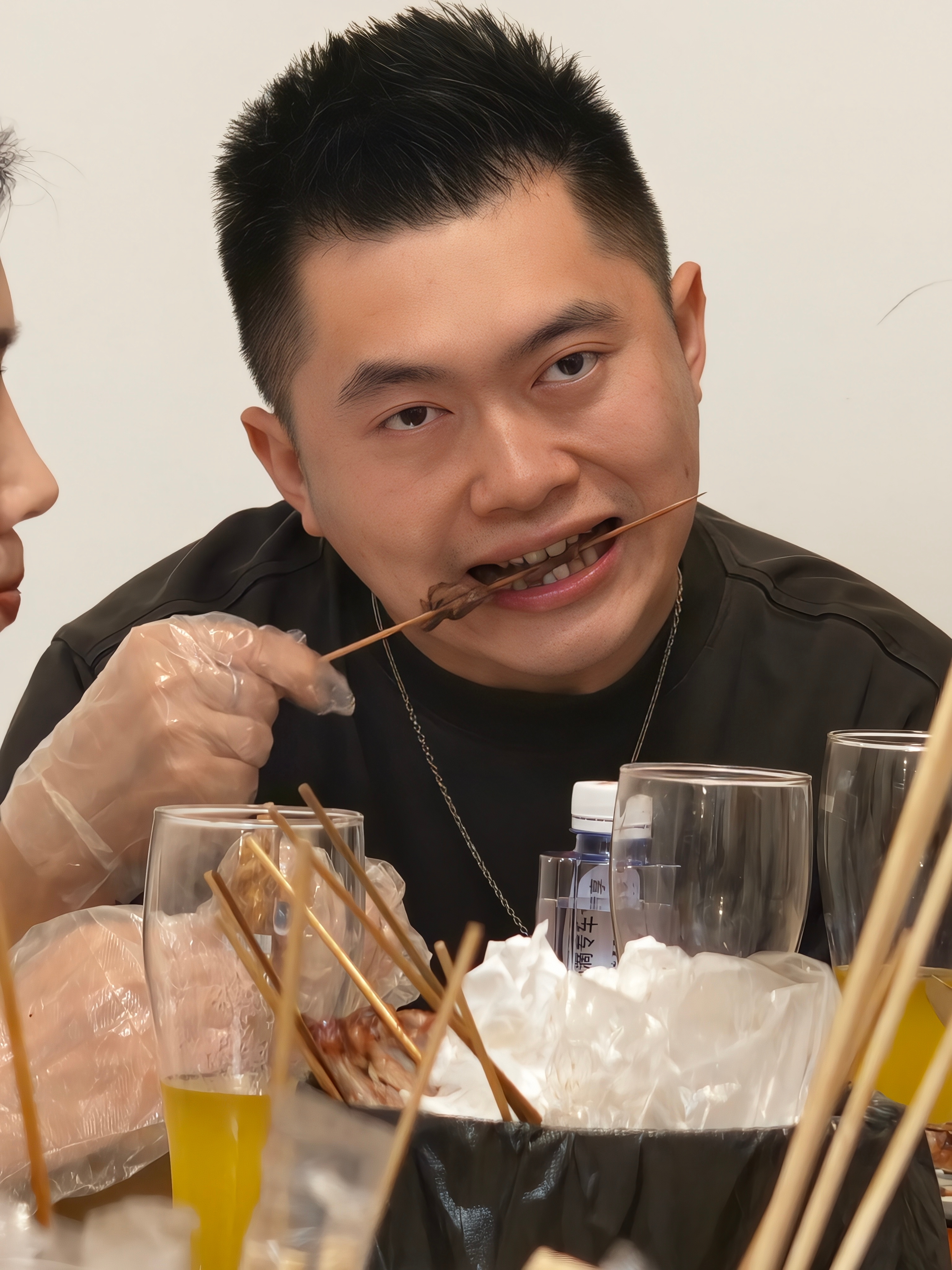 从照片中就能看得出来，昨晚大家在大运烧鸡吃好喝好了，都很欢乐。 深圳·大运烧鸡·