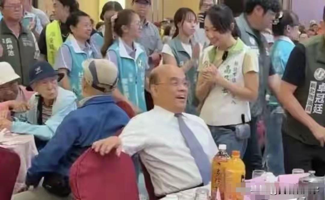 80岁的苏贞昌16日闹场李四川致辞的画面流出后，全网一片骂声。陈凤馨一声叹息:选