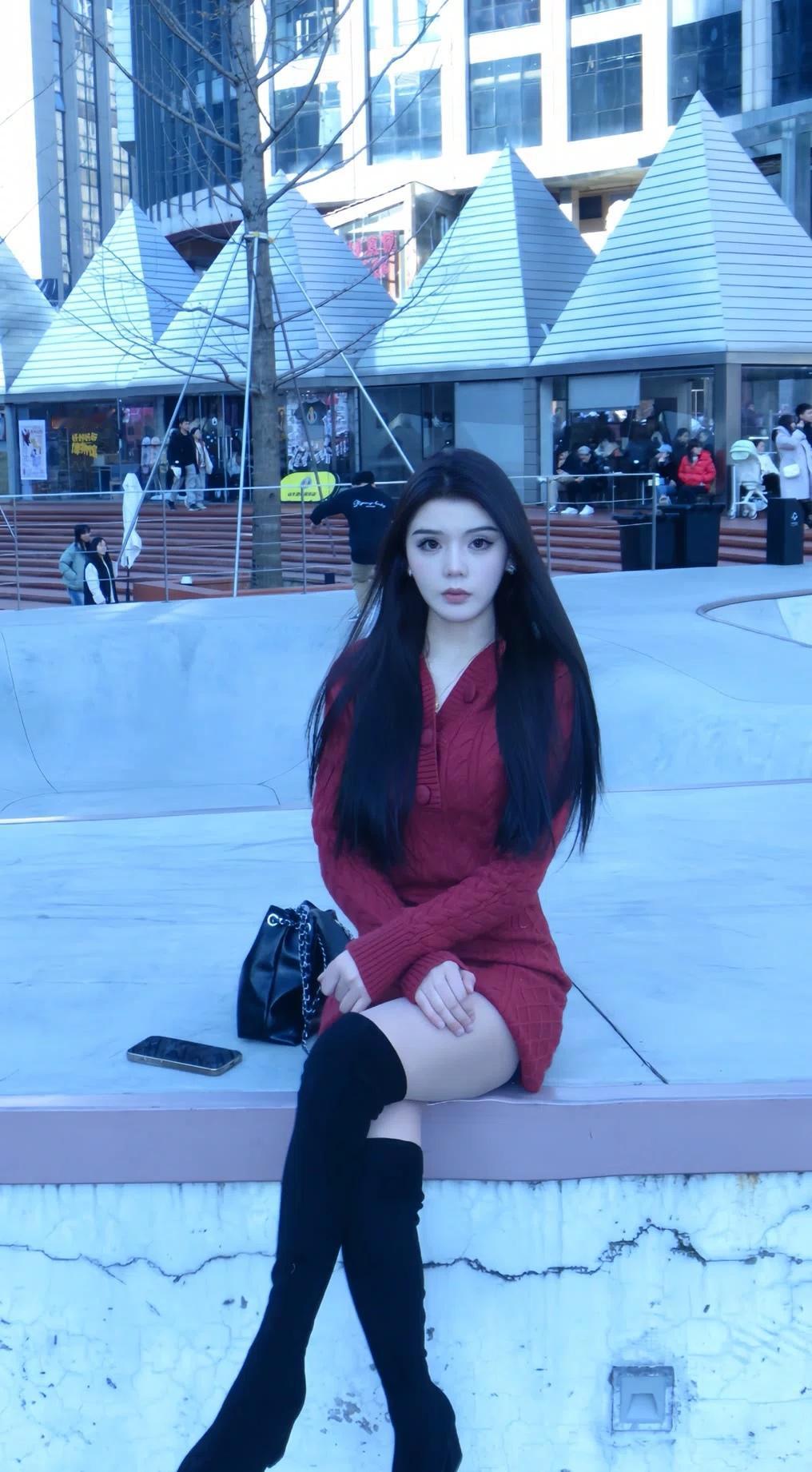 都市街头时尚穿搭，红衣少女坐等时光
